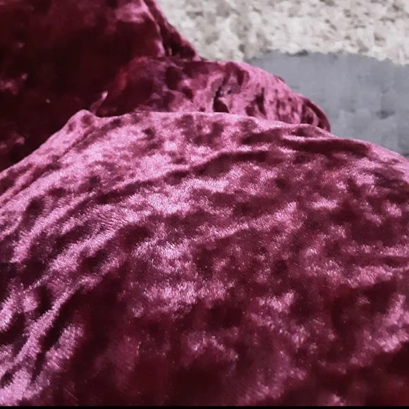 Gryffindor Burgundy Velvet Robe Harry Potter Gryffindor Robe - Pottery Barn Teen - Picture 6 of 7